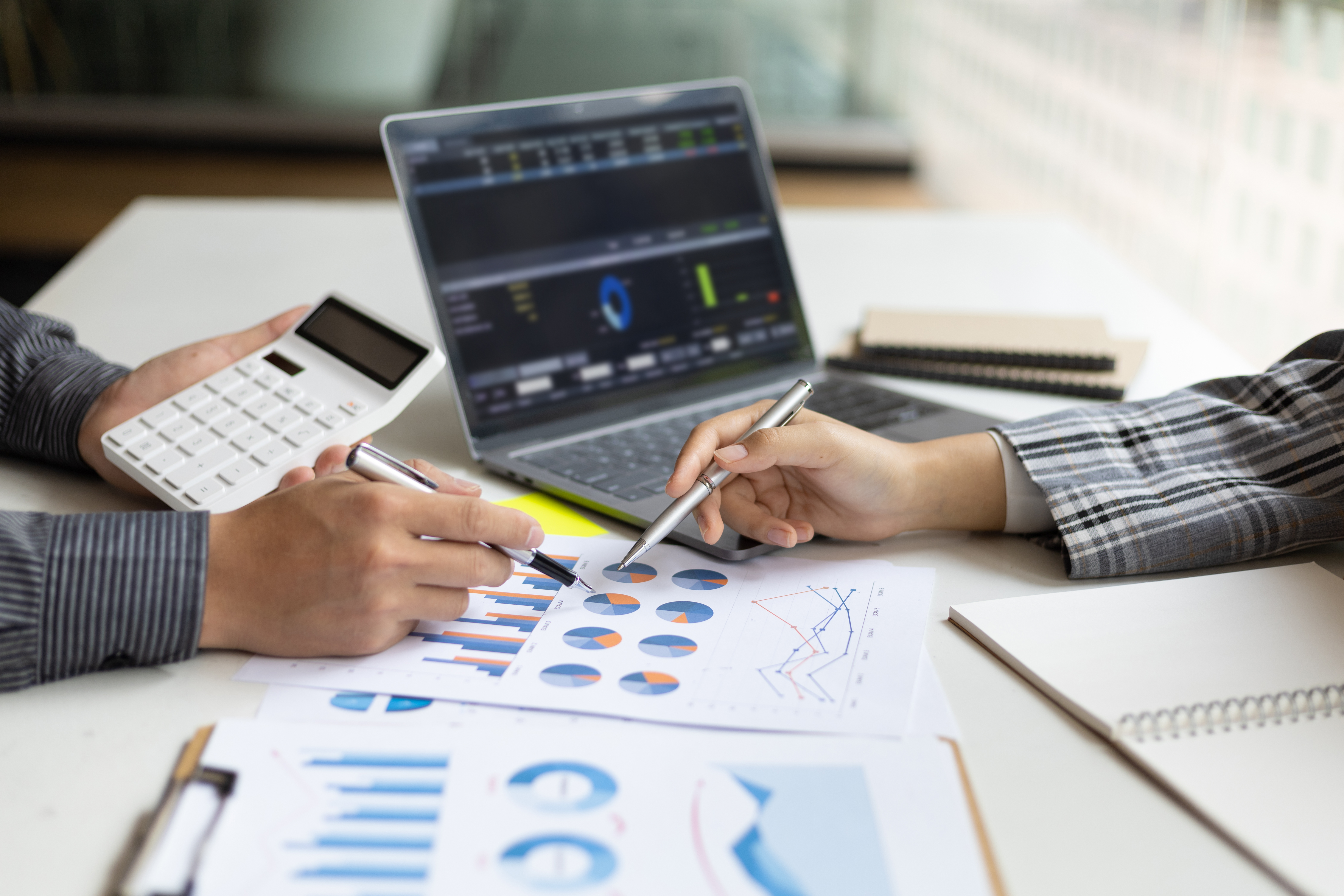 meeting-business-to-discuss-financial-advisor-to-a-2025-03-23-19-20-56-utc